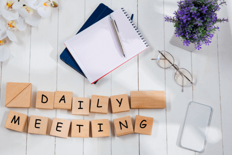 daily meetings written on wooden pieces