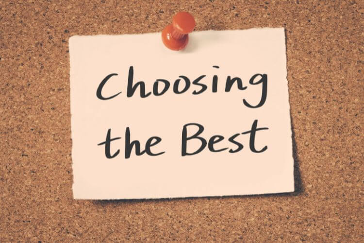 A pinup note write text "Choosing the Best" in wooden background.